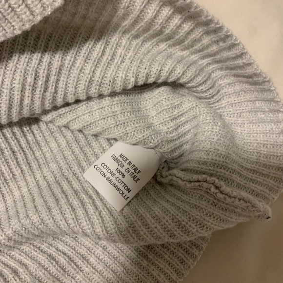 Tank top/crop top. Off white grey cropped ribbed tank top - Picture 3 of 3